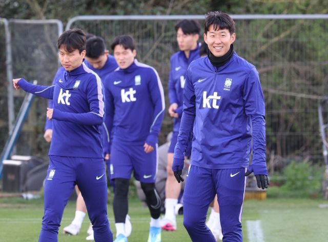 코트디부아르전을 앞두고 손흥민(오른쪽)이 팀훈련을 위해 25일(현지시간) 영국 런던 북서쪽 밀턴킨스 MK돈스 훈련장으로 들어서고 있다. 연합뉴스