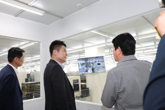 김정헌 중구청장이 기업 스태츠칩팩코리아를 방문, 현장 간담회에서 설명을 듣고 있다. 중구청 제공