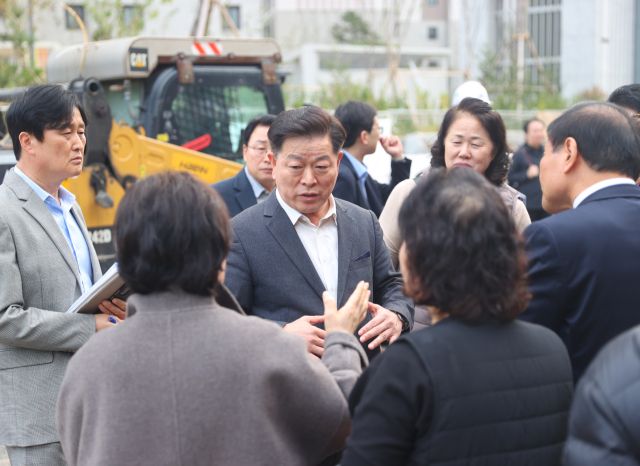 박승원 광명시장이 지난해 10월 철산10·11단지 재건축 현장을 찾아 주민들의 건의사항을 경청하고 있다. 광명시 제공