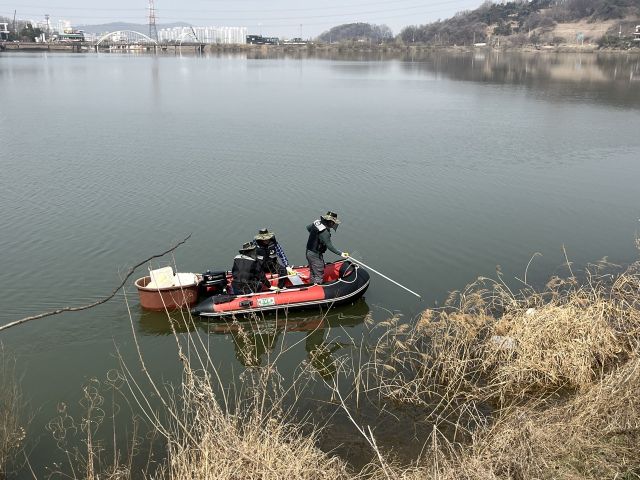 시흥시는 26일 물왕호수 일대에서 봄맞이 대청소를 진행했다. 시흥시 제공