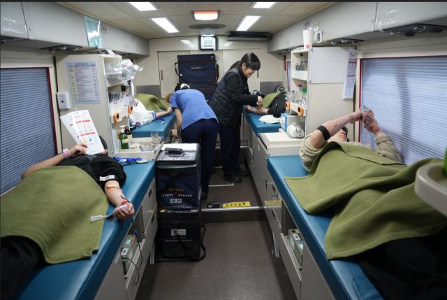 한세대학교 교직원과 학생들이 경기혈액원 제공 헌혈차에서 사랑의 헌혈을 하고 있다. 한세대 제공