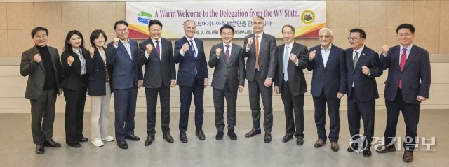 김동근 의정부시장이 26일 의정부시청 회룡홀에서 미치 카마이클 전 웨스트버지니아 주 산업부 장관, 토니 스트라우드 마샬주립대 부총장 등 미국 웨스트버지니아 주 방문단' 및 관계자들과 기념촬영을 하고 있다. 이날 면담은 의정부시 관내 바이오 기업의 미국 진출 등 글로벌 바이오 투자협력 강화를 위해 마련됐다.윤원규기자