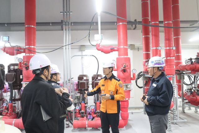 임일섭 이천소방서장(가운데)이 아파트 신축현장에서 공사관계자들에게 현장안전지도를 실시하고 있다. 이천소방서 제공