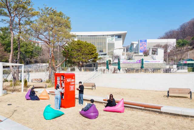 성남아트센터 광장 잔디밭에 마련된 책 읽는 광장 도서관. 성남문화재단 제공