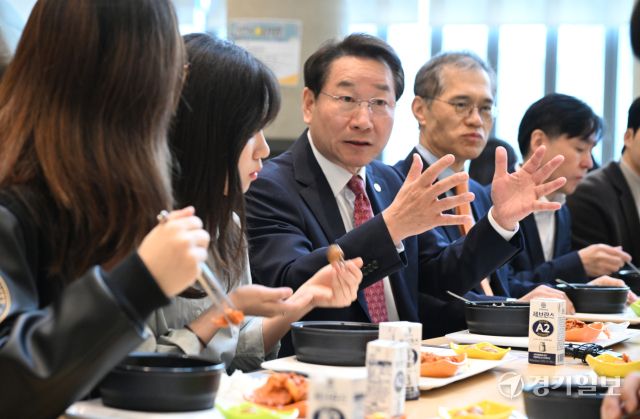 유정복 인천시장이 26일 연세대학교 국제캠퍼스를 방문해 학생들과 아침 식사를 하고 있다. 조병석기자