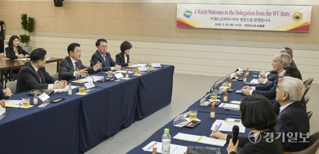 김동근 의정부시장이 26일 의정부시청 회룡홀에서 미치 카마이클 전 웨스트버지니아 주 산업부 장관, 토니 스트라우드 마샬주립대 부총장 등 미국 웨스트버지니아 주 방문단'과 면담하고 있다. 이날 면담은 의정부시 관내 바이오 기업의 미국 진출 등 글로벌 바이오 투자협력 강화를 위해 마련됐다.윤원규기자