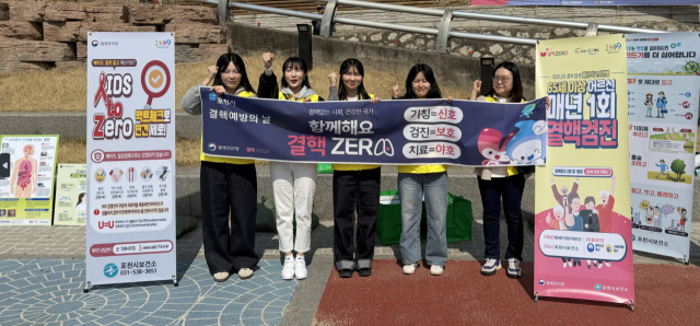 포천시보건소 관계자들이 포천 5일장에서 주민과 상인들을 대상으로 결핵 예방 캠페인을 진행하고 있다. 포천시 제공