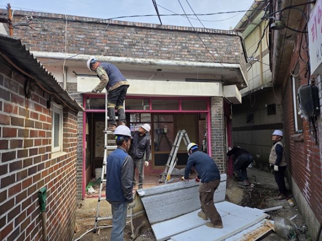 파주시가 지난 23일과 24일 이틀간 위반건축물 2개 동에 대해 행정대집행을 실시했다. 파주시 제공