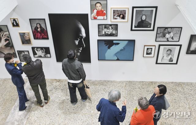 27일 수원특례시 권선구 경기상상캠퍼스에서 열린 ‘경기사진센터 개관식’에서 참석자들이 전시 작품을 관람하고 있다. 옛 서울대학교 농생대 건물을 리모델링해 조성된 경기사진센터는 단순한 전시 공간을 넘어 도민이 직접 사진을 촬영하고 배우며 기록할 수 있는 참여형 문화시설이다. 오는 5월부터는 반려견과 함께 관람할 수 있게 운영될 예정이다. 개관 특별전으로는 인물사진가 고원태, 구본창 작가 등이 참여한 ‘빛나는 얼굴들’을 비롯해 김도영, 김옥선 작가가 함께한 ‘파밀리아’, 주한 스위스 대사관 후원의 ‘100 스위스 포토북스’ 등이 진행된다.