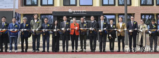 27일 수원특례시 권선구 경기상상캠퍼스에서 열린 ‘경기사진센터 개관식’에서 박래혁 경기도 문화체육관광국장, 손승현 경기사진센터장, 나딘 올리비에리 로자노 스위스 대사 등 참석자들이 테이프 커팅식을 진행하고 있다. 옛 서울대학교 농생대 건물을 리모델링해 조성된 경기사진센터는 단순한 전시 공간을 넘어 도민이 직접 사진을 촬영하고 배우며 기록할 수 있는 참여형 문화시설이다. 오는 5월부터는 반려견과 함께 관람할 수 있게 운영될 예정이다. 개관 특별전으로는 인물사진가 고원태, 구본창 작가 등이 참여한 ‘빛나는 얼굴들’을 비롯해 김도영, 김옥선 작가가 함께한 ‘파밀리아’, 주한 스위스 대사관 후원의 ‘100 스위스 포토북스’ 등이 진행된다. 홍기웅기자