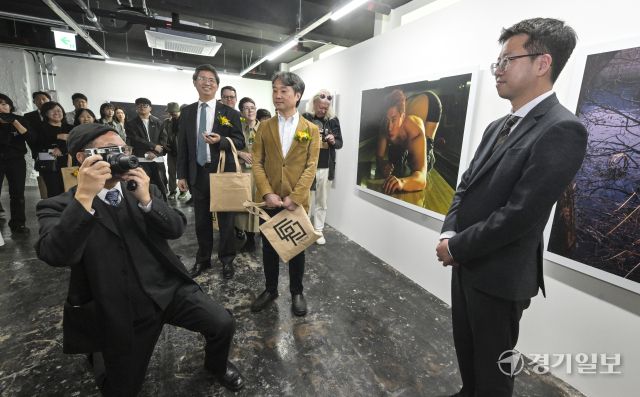 27일 수원특례시 권선구 경기상상캠퍼스에서 열린 ‘경기사진센터 개관식’에서 손승현 경기사진센터장이 박래혁 경기도 문화체육관광국장을 즉석 프린트 카메라로 촬영을 하고 있다. 옛 서울대학교 농생대 건물을 리모델링해 조성된 경기사진센터는 단순한 전시 공간을 넘어 도민이 직접 사진을 촬영하고 배우며 기록할 수 있는 참여형 문화시설이다. 오는 5월부터는 반려견과 함께 관람할 수 있게 운영될 예정이다. 개관 특별전으로는 인물사진가 고원태, 구본창 작가 등이 참여한 ‘빛나는 얼굴들’을 비롯해 김도영, 김옥선 작가가 함께한 ‘파밀리아’, 주한 스위스 대사관 후원의 ‘100 스위스 포토북스’ 등이 진행된다.