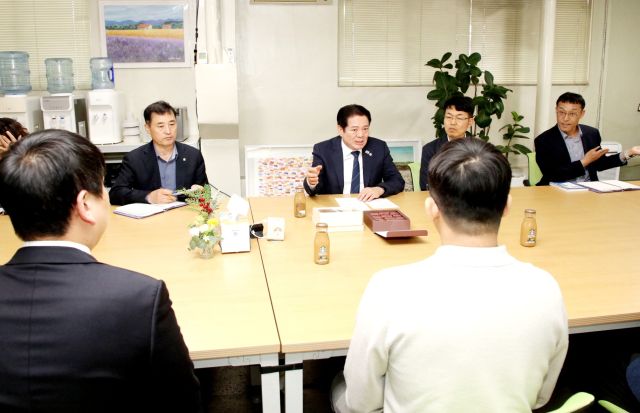 안양시가 중동사태와 관련해 ㈜케이디랩을 방문해 기업 관계자와 면담하고 있다. 안양시 제공