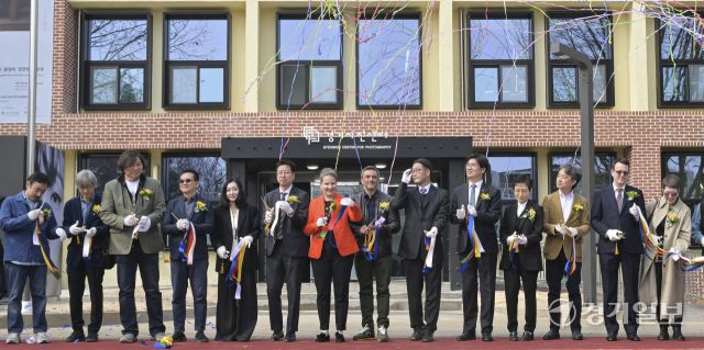 27일 수원특례시 권선구 경기상상캠퍼스에서 열린 ‘경기사진센터 개관식’에서 박래혁 경기도 문화체육관광국장, 손승현 경기사진센터장, 나딘 올리비에리 로자노 스위스 대사 등 참석자들이 테이프 커팅식을 진행하고 있다. 옛 서울대학교 농생대 건물을 리모델링해 조성된 경기사진센터는 단순한 전시 공간을 넘어 도민이 직접 사진을 촬영하고 배우며 기록할 수 있는 참여형 문화시설이다. 오는 5월부터는 반려견과 함께 관람할 수 있게 운영될 예정이다. 개관 특별전으로는 인물사진가 고원태, 구본창 작가 등이 참여한 ‘빛나는 얼굴들’을 비롯해 김도영, 김옥선 작가가 함께한 ‘파밀리아’, 주한 스위스 대사관 후원의 ‘100 스위스 포토북스’ 등이 진행된다. 홍기웅기자