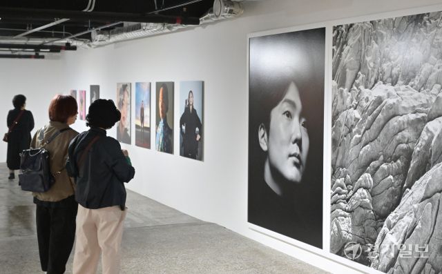 27일 수원특례시 권선구 경기상상캠퍼스에서 열린 ‘경기사진센터 개관식’에서 참석자들이 전시 작품을 관람하고 있다. 옛 서울대학교 농생대 건물을 리모델링해 조성된 경기사진센터는 단순한 전시 공간을 넘어 도민이 직접 사진을 촬영하고 배우며 기록할 수 있는 참여형 문화시설이다. 오는 5월부터는 반려견과 함께 관람할 수 있게 운영될 예정이다. 개관 특별전으로는 인물사진가 고원태, 구본창 작가 등이 참여한 ‘빛나는 얼굴들’을 비롯해 김도영, 김옥선 작가가 함께한 ‘파밀리아’, 주한 스위스 대사관 후원의 ‘100 스위스 포토북스’ 등이 진행된다.