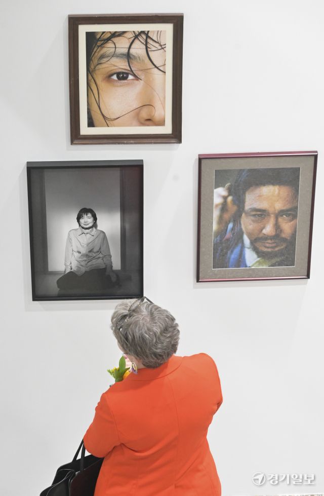 27일 수원특례시 권선구 경기상상캠퍼스에서 열린 ‘경기사진센터 개관식’에서 참석자들이 전시 작품을 관람하고 있다. 옛 서울대학교 농생대 건물을 리모델링해 조성된 경기사진센터는 단순한 전시 공간을 넘어 도민이 직접 사진을 촬영하고 배우며 기록할 수 있는 참여형 문화시설이다. 오는 5월부터는 반려견과 함께 관람할 수 있게 운영될 예정이다. 개관 특별전으로는 인물사진가 고원태, 구본창 작가 등이 참여한 ‘빛나는 얼굴들’을 비롯해 김도영, 김옥선 작가가 함께한 ‘파밀리아’, 주한 스위스 대사관 후원의 ‘100 스위스 포토북스’ 등이 진행된다.