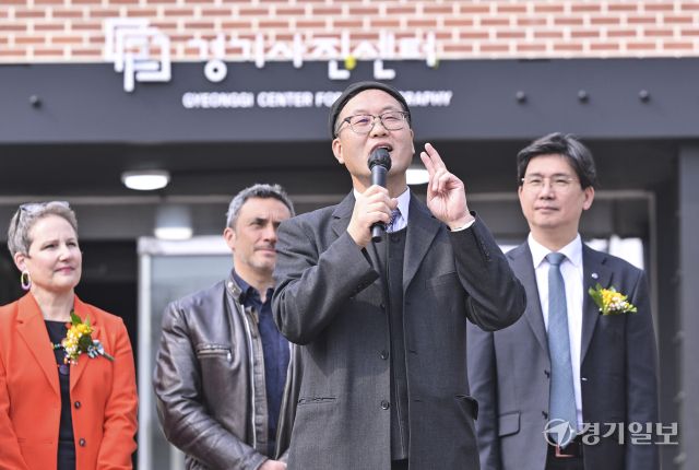 27일 수원특례시 권선구 경기상상캠퍼스에서 열린 ‘경기사진센터 개관식’에서 손승현 경기사진센터장이 인사말을 하고 있다. 옛 서울대학교 농생대 건물을 리모델링해 조성된 경기사진센터는 단순한 전시 공간을 넘어 도민이 직접 사진을 촬영하고 배우며 기록할 수 있는 참여형 문화시설이다. 오는 5월부터는 반려견과 함께 관람할 수 있게 운영될 예정이다. 개관 특별전으로는 인물사진가 고원태, 구본창 작가 등이 참여한 ‘빛나는 얼굴들’을 비롯해 김도영, 김옥선 작가가 함께한 ‘파밀리아’, 주한 스위스 대사관 후원의 ‘100 스위스 포토북스’ 등이 진행된다.