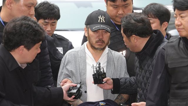 '마약왕' 박왕열이 27일 오전 의정부지방법원에서 구속 전 피의자 심문을 위해 법정으로 이동하고 있다. 연합뉴스