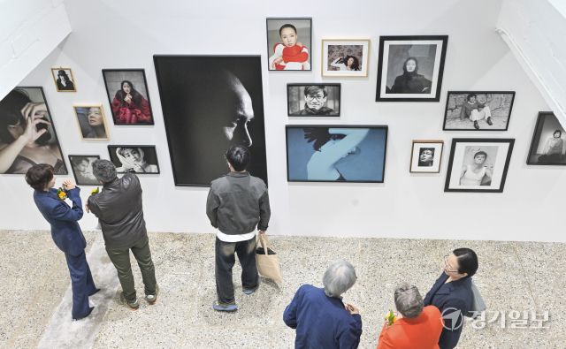 27일 수원특례시 권선구 경기상상캠퍼스에서 열린 ‘경기사진센터 개관식’에서 참석자들이 전시 작품을 관람하고 있다. 옛 서울대학교 농생대 건물을 리모델링해 조성된 경기사진센터는 단순한 전시 공간을 넘어 도민이 직접 사진을 촬영하고 배우며 기록할 수 있는 참여형 문화시설이다. 오는 5월부터는 반려견과 함께 관람할 수 있게 운영될 예정이다. 개관 특별전으로는 인물사진가 고원태, 구본창 작가 등이 참여한 ‘빛나는 얼굴들’을 비롯해 김도영, 김옥선 작가가 함께한 ‘파밀리아’, 주한 스위스 대사관 후원의 ‘100 스위스 포토북스’ 등이 진행된다.