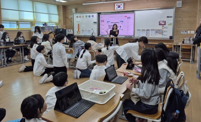 성남여수초등학교 교실에서 성남여수초 및 홍콩 학생들이 하이러닝 플랫폼 체험 교육을 하고 있는 모습. 성남여수초 제공