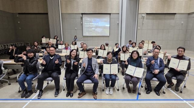 파주시 ‘지속가능관광 전문가 양성 교육 기본교육을 수료한 수강생들이 기념촬영을 하고 있다. 파주시제공