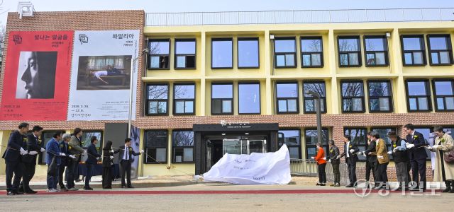 27일 수원특례시 권선구 경기상상캠퍼스에서 열린 ‘경기사진센터 개관식’에서 박래혁 경기도 문화체육관광국장, 손승현 경기사진센터장, 나딘 올리비에리 로자노 스위스 대사 등 참석자들이 현판식을 진행하고 있다. 옛 서울대학교 농생대 건물을 리모델링해 조성된 경기사진센터는 단순한 전시 공간을 넘어 도민이 직접 사진을 촬영하고 배우며 기록할 수 있는 참여형 문화시설이다. 오는 5월부터는 반려견과 함께 관람할 수 있게 운영될 예정이다. 개관 특별전으로는 인물사진가 고원태, 구본창 작가 등이 참여한 ‘빛나는 얼굴들’을 비롯해 김도영, 김옥선 작가가 함께한 ‘파밀리아’, 주한 스위스 대사관 후원의 ‘100 스위스 포토북스’ 등이 진행된다. 홍기웅기자