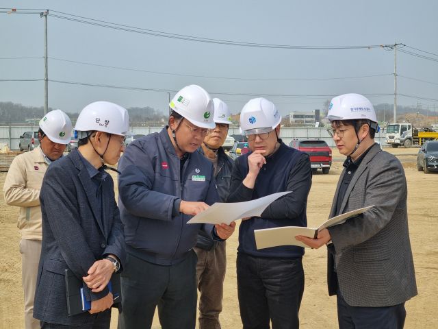 경기주택도시공사(GH)는 광명학온지구에 ‘서부사업단’ 사무실을 개소하고 본격적인 현장경영에 돌입했다. 사진은 김상철 GH 본부장(오른쪽에서 두 번째)이 현장을 점검하고 있는 모습. GH 제공