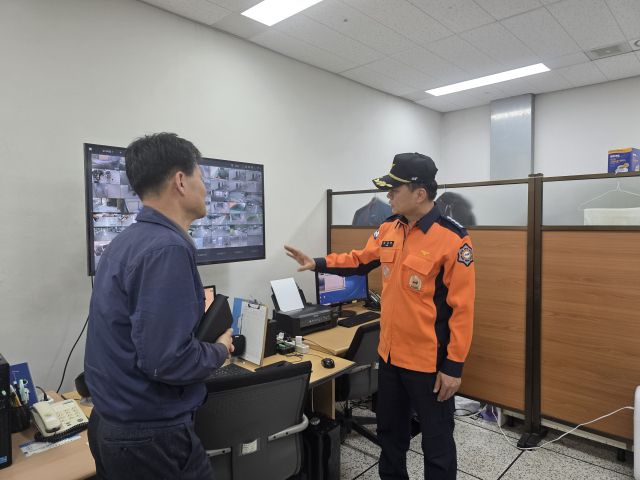 김지안 안양소방서장이 현장안전지도를 하고 있다. 안양소방서 제공.