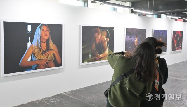 27일 수원특례시 권선구 경기상상캠퍼스에서 열린 ‘경기사진센터 개관식’에서 참석자들이 전시 작품을 관람하고 있다. 옛 서울대학교 농생대 건물을 리모델링해 조성된 경기사진센터는 단순한 전시 공간을 넘어 도민이 직접 사진을 촬영하고 배우며 기록할 수 있는 참여형 문화시설이다. 오는 5월부터는 반려견과 함께 관람할 수 있게 운영될 예정이다. 개관 특별전으로는 인물사진가 고원태, 구본창 작가 등이 참여한 ‘빛나는 얼굴들’을 비롯해 김도영, 김옥선 작가가 함께한 ‘파밀리아’, 주한 스위스 대사관 후원의 ‘100 스위스 포토북스’ 등이 진행된다.