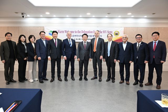 의정부시 김동근 시장 등이 지난 26일 시청 회룡홀에서 미국 웨스트버지니아주 대표단과 관내 바이오 업체 ㈜운트바이오의 해외 진출과 글로벌 투자 협력을 위한 면담을 진행한 뒤 기념촬영을 하고 있다. 의정부시 제공