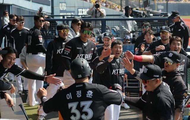 KT 위즈 선수단이 28일 서울 잠실야구장에서 열린 LG 트윈스와 경기 1회초 2사 1, 2루 상황에서 한승택의 1타점 적시타로 득점한 이정훈을 축하하고 있다.연합뉴스