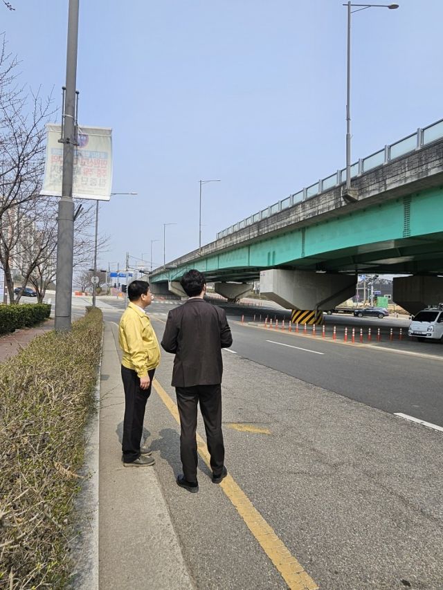 박승삼 시흥시 부시장이 27일 풍수대비 침수 우려도로를 현장점검하고 있다. 시흥시 제공