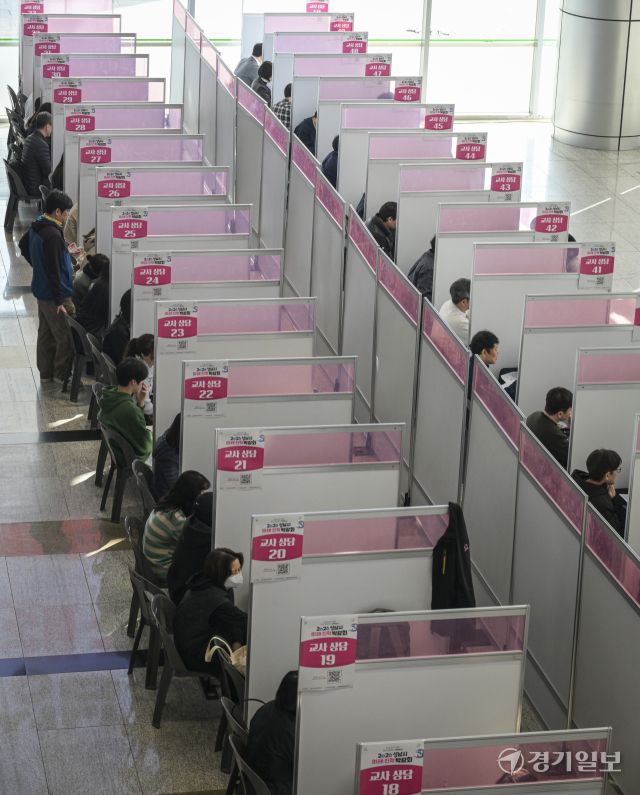 28일 오전 성남시청에서 열린 2026 성남시 미래 진학 박람회를 찾은 관내 고등학생들과 학부모들이 진학 상담 및 강의를 듣고 있다. 이날 열린 박람회는 학기 초부터 ‘미리 준비하는 대입 전략’을 목표로 3학년 학생들에게는 전년도 대입 결과를 분석해 2027학년도 대입 전략을, 1,2학년에게는 2028학년도 대입 흐름을 전망해 중장기 대입 설계 방향을 제시했다. 윤원규기자