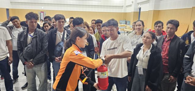 포천소방서가 외국인 계절근로자를 대상으로 소화기 사용법을 교육하고 근로자들이 직접 실습에 참여하고 있다. 손지영기자