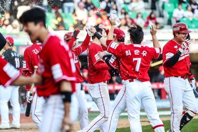 SSG 랜더스 선수단이 28일 인천 SSG 랜더스 필드서 열린 2026 KBO리그 개막 KIA전서 승리한 뒤 기쁨을 나누고 있다. SSG 제공