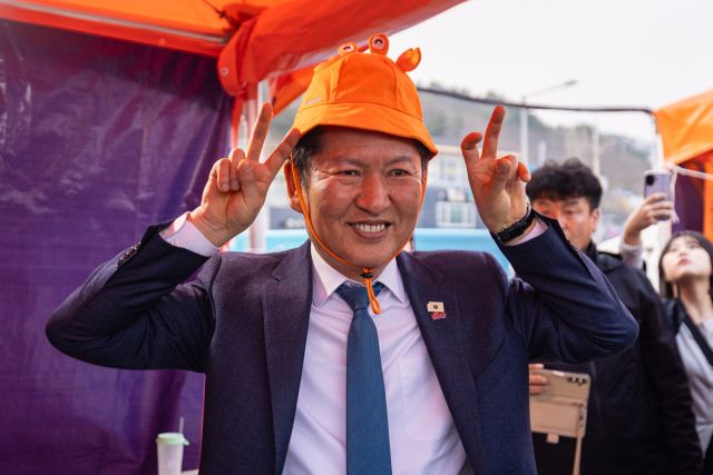 더불어민주당 정청래 대표가 27일 경북 영덕에서 열린 제29회 대게 축제를 방문해 상인이 씌워 준 대게 모자를 쓰고 포즈를 취하고 있다. [더불어민주당 제공. 재판매 및 DB 금지] 연합뉴스