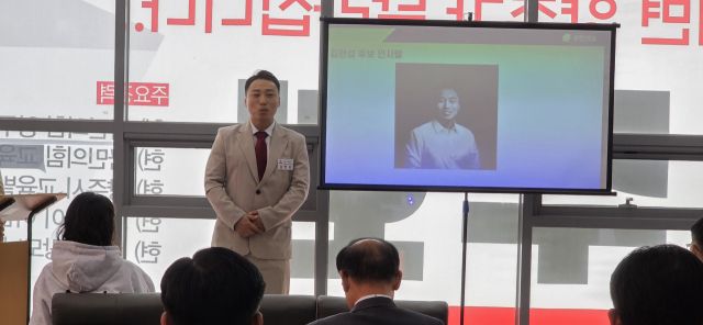 김한섭 경기도의원 예비후보가 선거사무소 개소식에서 인사말을 하고 있다. 이종현기자