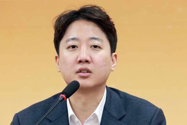 개혁신당 이준석 대표가 26일 국회에서 열린 최고위원회의에 참석해 발언하고 있다. 연합뉴스