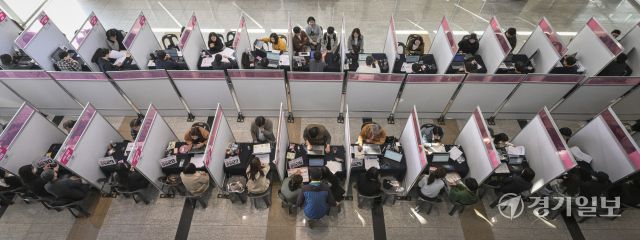 28일 오전 성남시청에서 열린 2026 성남시 미래 진학 박람회를 찾은 관내 고등학생들과 학부모들이 진학 상담 및 강의를 듣고 있다. 이날 열린 박람회는 학기 초부터 ‘미리 준비하는 대입 전략’을 목표로 3학년 학생들에게는 전년도 대입 결과를 분석해 2027학년도 대입 전략을, 1,2학년에게는 2028학년도 대입 흐름을 전망해 중장기 대입 설계 방향을 제시했다. 윤원규기자