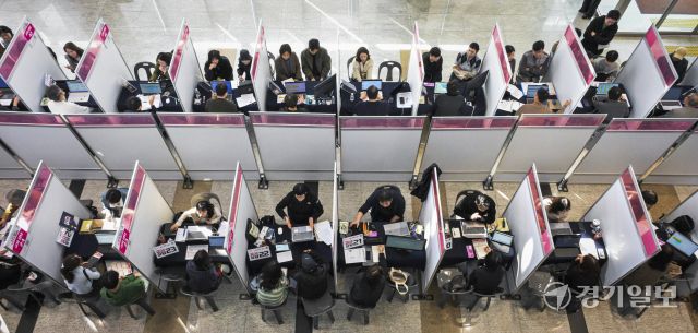 28일 오전 성남시청에서 열린 2026 성남시 미래 진학 박람회를 찾은 관내 고등학생들과 학부모들이 진학 상담 및 강의를 듣고 있다. 이날 열린 박람회는 학기 초부터 ‘미리 준비하는 대입 전략’을 목표로 3학년 학생들에게는 전년도 대입 결과를 분석해 2027학년도 대입 전략을, 1,2학년에게는 2028학년도 대입 흐름을 전망해 중장기 대입 설계 방향을 제시했다. 윤원규기자