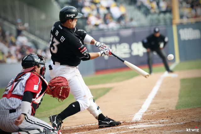 KT 위즈의 허경민이 29일 잠실 야구장에서 열린 프로야구 2026 KBO리그 LG 트윈스와 원정 경기서 1회초 안타를 때려내고 있다. KT 제공