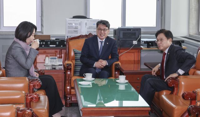 진성준 국회 예산결산위원회 위원장(가운데)과 더불어민주당 간사인 이소영 의원(왼쪽), 국민의힘 간사인 박형수 의원이 지난 27일 국회에서 중동 사태 대응을 위한 추가경정 예산안 협의를 위해 만나 대화하는 모습. 연합뉴스