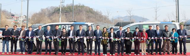 최근 여주시 흥천면·금사면에서 열린 ‘똑버스 개통식’애서 참석자들이 테이프를 자르고 있다. 여주시 제공