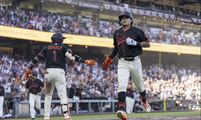 팀의 첫 득점을 올리는 이정후(오른쪽) 로이터=연합뉴스