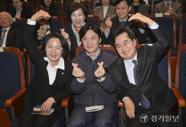 26일 수원대학교벨칸토아트센터에서 열린 '제22회 경기도사회복지사대회'에서 (왼쪽부터)추미애·한준호·김동연 경기도지사 더불어민주당 예비후보가 참석해 기념촬영을 하고 있다. 홍기웅기자