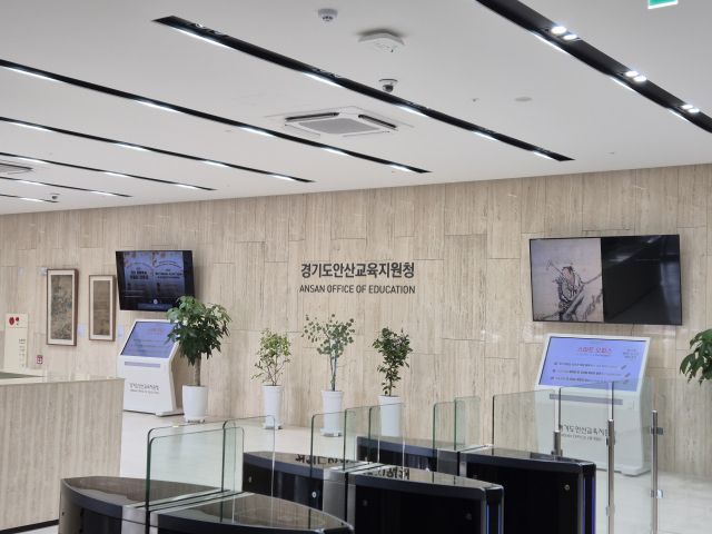 안산교육지원청이 국장실 등에 설치한 단원 김홍도 작품을 최근 청사를 방문하는 민원인들 누구나 쉽게 관람할 수 있도록 로비(현관)로 이전 설치했다. 구재원기자