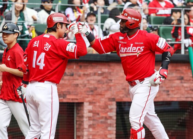 SSG 랜더스의 에레디아가 29일 오후 인천 SSG랜더스필드에서 열린 ‘2026 신한 SOL KBO 리그’ KIA 타이거즈와 홈 경기서 3회말 스리런을 때려내고 최정과 기쁨을 나누고 있다. SSG 제공