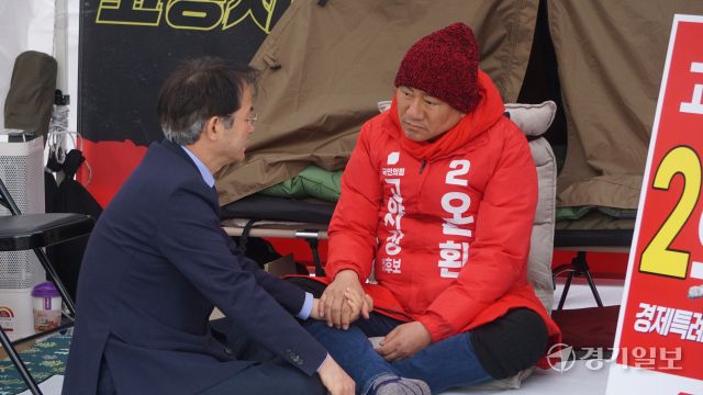 이동환 고양특례시장이 29일 경선 컷오프에 반발해 4일째 단식 중인 국민의힘 오준환 고양시장 예비후보의 단식 천막을 찾아 이야기를 나누고 있다. 신진욱기자