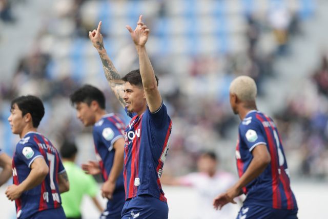 수원FC의 윌리안이 29일 수원종합운동장에서 열린 2026 하나은행 프로축구 K리그2 파주 프런티어 FC전서 전반 33분 페널티킥 득점을 한 뒤 세리머니를 하고 있다. 한국프로축구연맹 제공