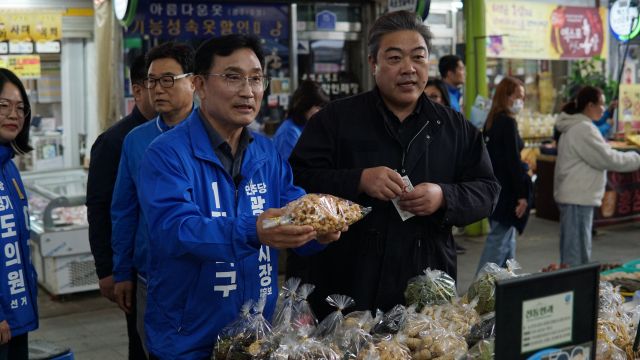 김석구 더불어민주당 광주시장 예비후보(왼쪽)와 명예선대위원장으로 위촉된 배우 이원종씨가 지난 28일 광주 경안시장에서 상인들을 만나 인사를 나누고 있다. 김석구 더불어민주당 광주시장 예비후보 캠프 제공