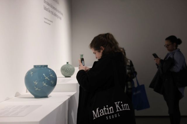 이천시 도자기 명장들과 대한민국 명장 등이 영국 런던에서 한국 도자 특별전을 개최하고 있다. 이천시 제공.